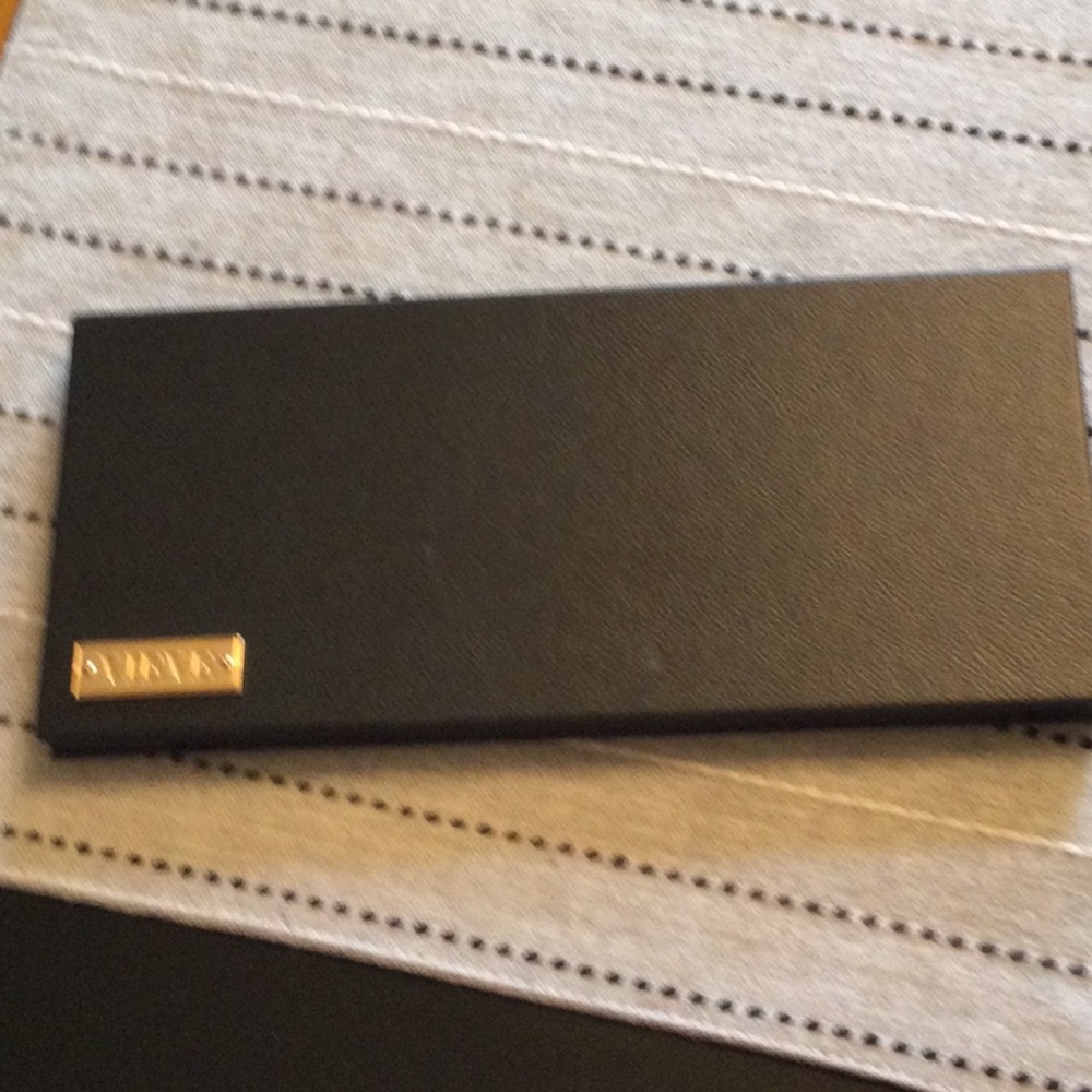 VIEVE THE ESSENTIAL EYESHADOW PALETTE - Picture 2 of 6
